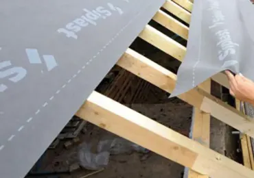 homme installant un écran de sous-toiture